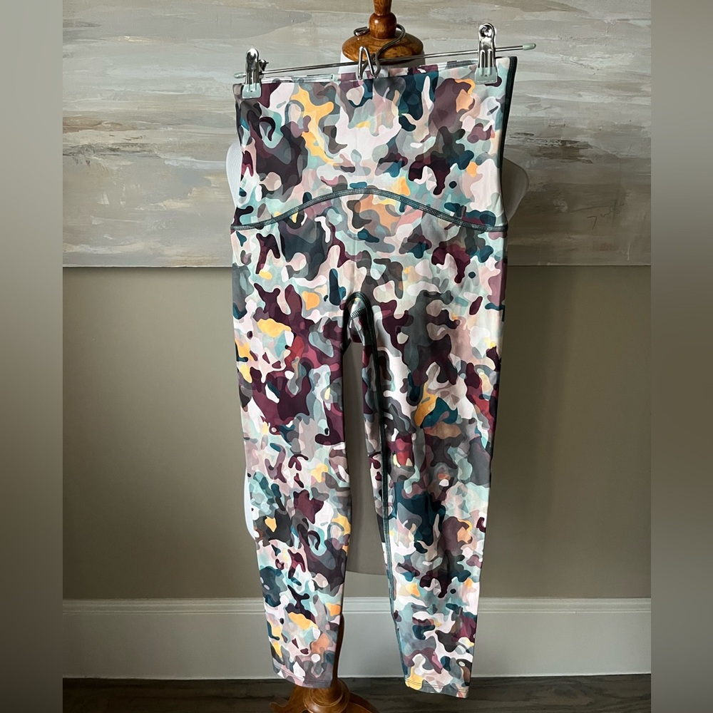 Spanx booty boost 7/8 leggings in painted camouflage pattern